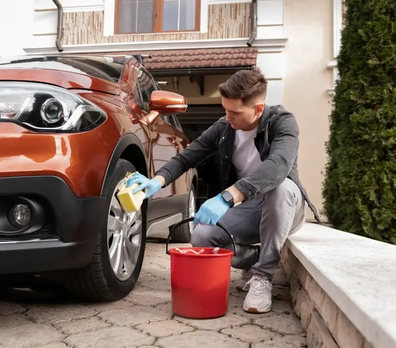 Lavage auto à domicile Thorigny-sur-Oreuse : professionnel intervenant sur un véhicule
